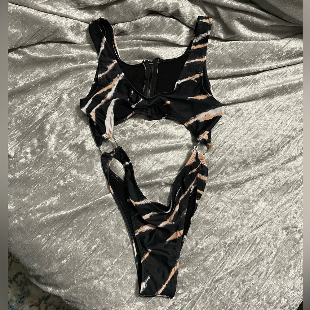 Matte Collection One Piece Zebra Pattern - Picture 2 of 3